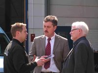 Norbert Alt, Hans Dirk Nies (stellv. Landrat) Peter Wilhelm Dröscher im Gespräch mit Geschäftsführer Pathenheimer